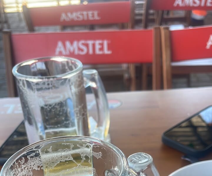 Imagens ilustrativa de um mesa de bar