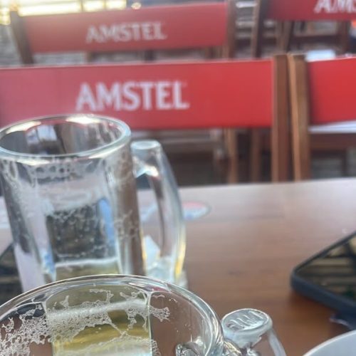Imagens ilustrativa de um mesa de bar