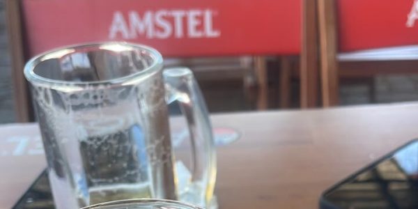 Imagens ilustrativa de um mesa de bar