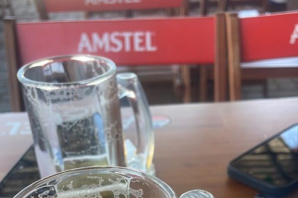 Imagens ilustrativa de um mesa de bar